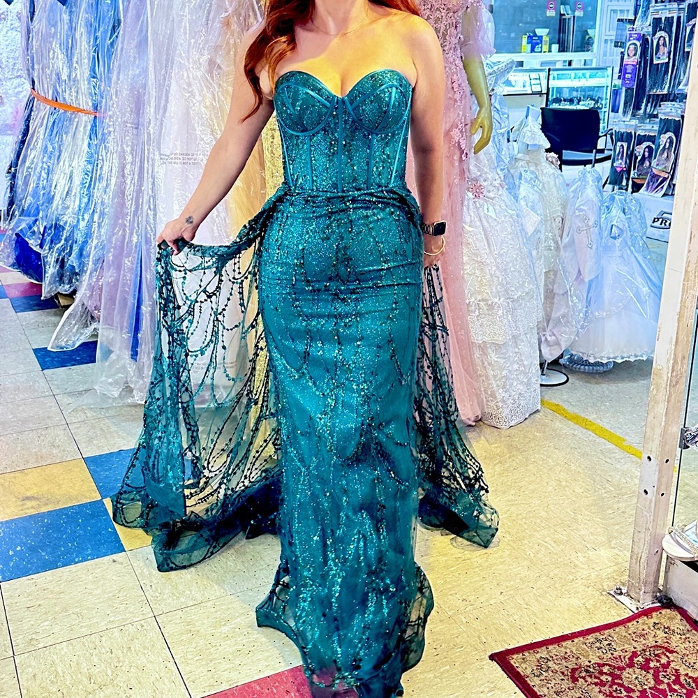 Emerald Green GOWN customized the train to be detachable✨ & side slit